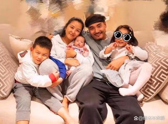 何潔懶理前夫再婚風波,和刁磊帶3個孩子出遊,打扮樸實像剛進城
