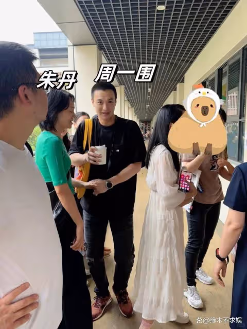 朱丹周一圍帶6歲女兒面試小學!面試內容曝光,被質疑不會選學校