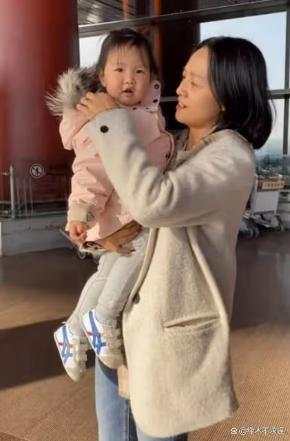 朱丹周一圍帶6歲女兒面試小學!面試內容曝光,被質疑不會選學校