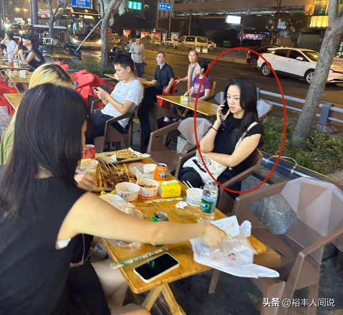湯唯閃現成都吃路邊攤!真實素顏被贊有氣質,背廉價包桌面顯凌亂