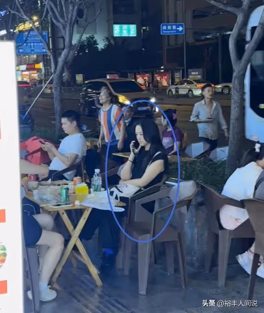 湯唯閃現成都吃路邊攤!真實素顏被贊有氣質,背廉價包桌面顯凌亂