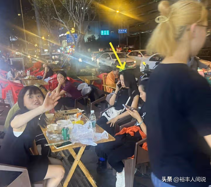 湯唯閃現成都吃路邊攤!真實素顏被贊有氣質,背廉價包桌面顯凌亂