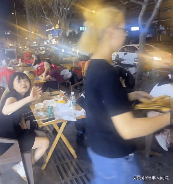 湯唯閃現成都吃路邊攤!真實素顏被贊有氣質,背廉價包桌面顯凌亂