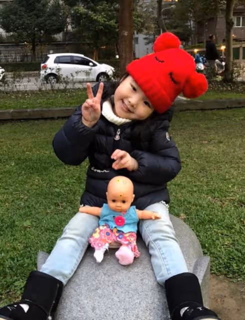 劉真的女兒8歲了,跟舅舅和外婆一起生活,辛龍陪她學習和成長