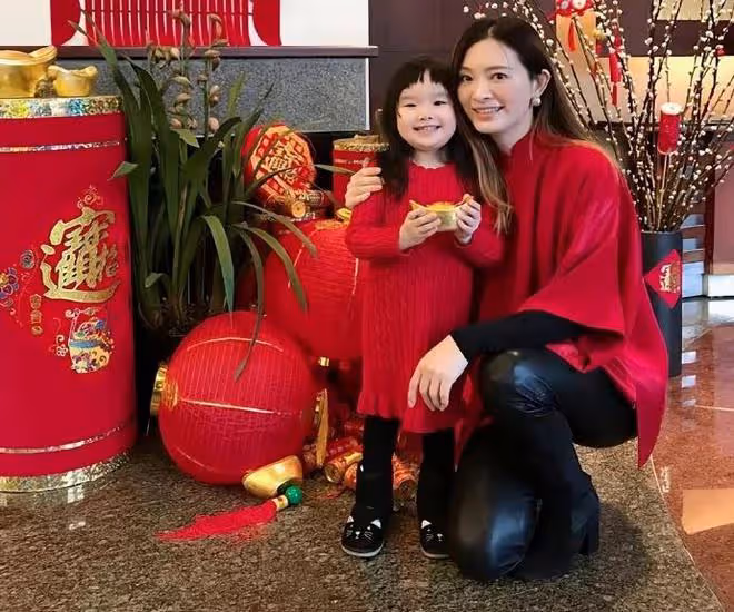 劉真的女兒8歲了,跟舅舅和外婆一起生活,辛龍陪她學習和成長