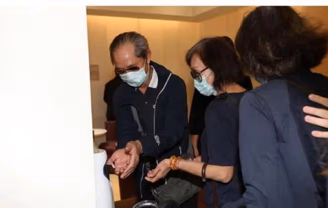 劉真的女兒8歲了,跟舅舅和外婆一起生活,辛龍陪她學習和成長