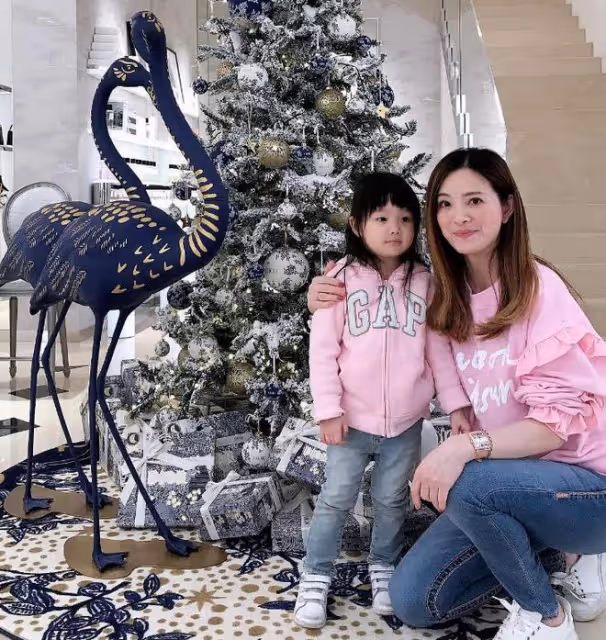 劉真的女兒8歲了,跟舅舅和外婆一起生活,辛龍陪她學習和成長