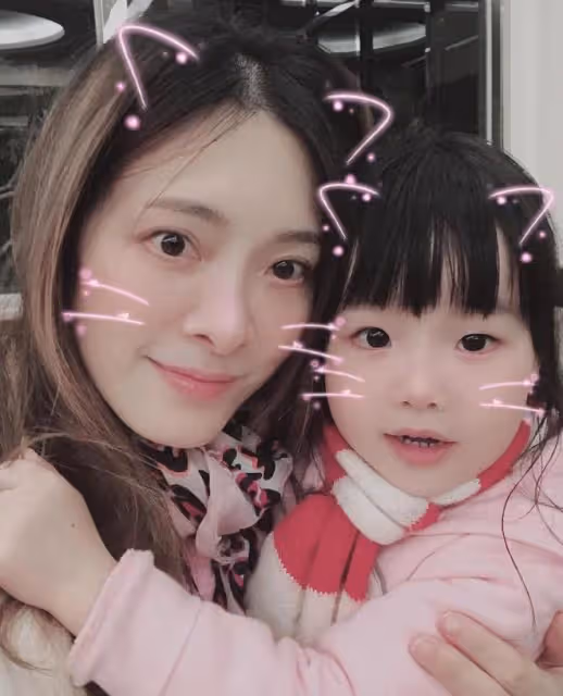 劉真的女兒8歲了,跟舅舅和外婆一起生活,辛龍陪她學習和成長