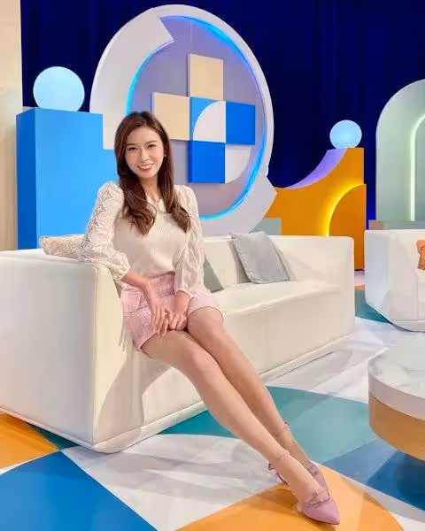 前TVB女主播繼續做幕前工作,每次造型不重樣獲贊用心,去年曾公開認愛