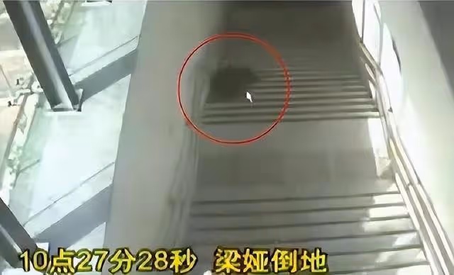 紀實35歲女子地鐵出口暈倒，路過18人無一人敢扶致死，法官賠31萬