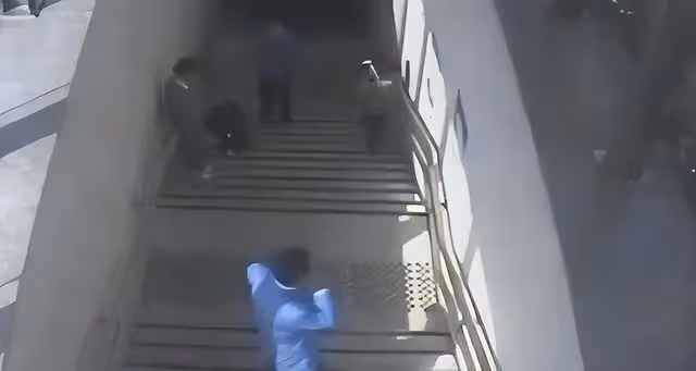 紀實35歲女子地鐵出口暈倒，路過18人無一人敢扶致死，法官賠31萬