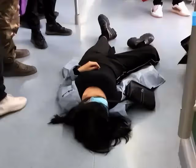 紀實35歲女子地鐵出口暈倒，路過18人無一人敢扶致死，法官賠31萬