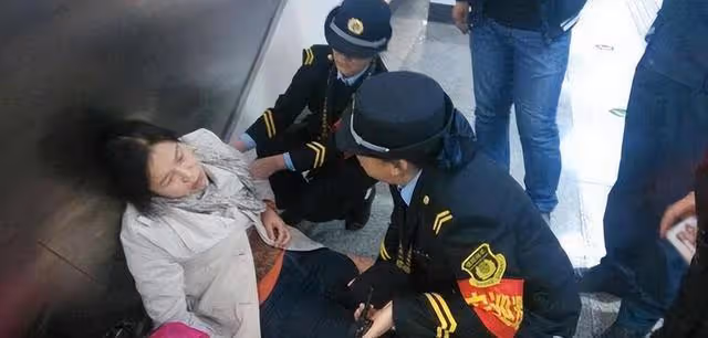 紀實35歲女子地鐵出口暈倒，路過18人無一人敢扶致死，法官賠31萬