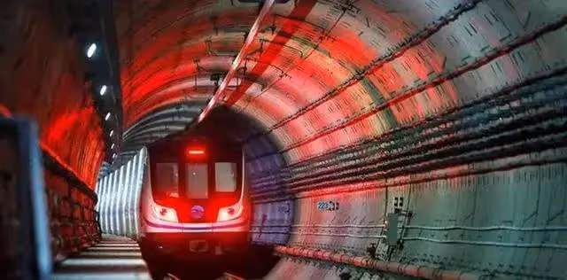 紀實35歲女子地鐵出口暈倒,路過18人無一人敢扶致死,法官賠31萬