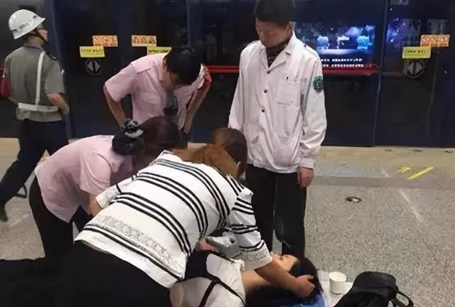 紀實35歲女子地鐵出口暈倒,路過18人無一人敢扶致死,法官賠31萬