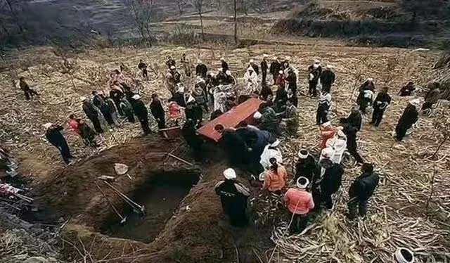 04年13歲女孩被人活生生配冥婚，被發現時身穿紅衣，已與死者合葬