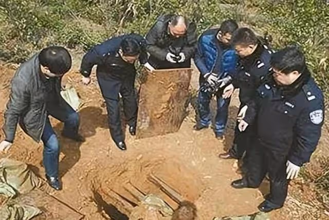 04年13歲女孩被人活生生配冥婚,被發現時身穿紅衣,已與死者合葬