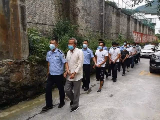85歲老人「嫖娼」被抓,對民警喊:把我扶好了,摔倒我有你們好受
