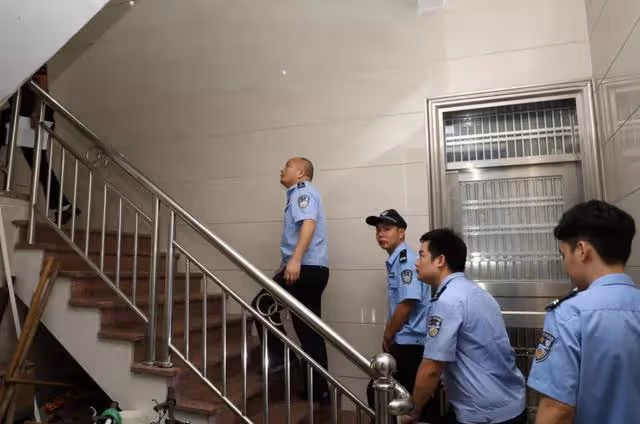 85歲老人「嫖娼」被抓,對民警喊:把我扶好了,摔倒我有你們好受