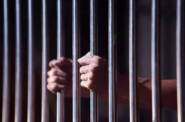 85歲老人「嫖娼」被抓,對民警喊:把我扶好了,摔倒我有你們好受