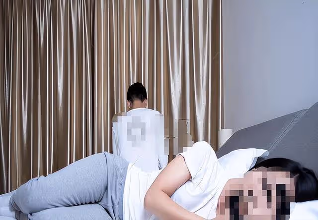 女子和情夫車裡尋歡,丈夫發現後要錄像,妻子:車門打開讓你錄