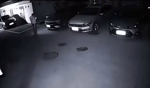 女子和情夫車裡尋歡,丈夫發現後要錄像,妻子:車門打開讓你錄
