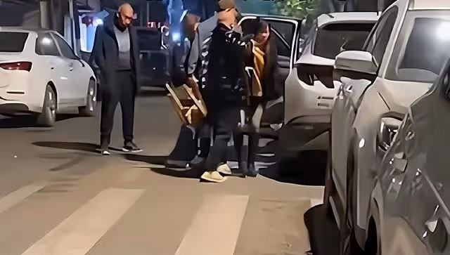 女子和情夫車裡尋歡,丈夫發現後要錄像,妻子:車門打開讓你錄