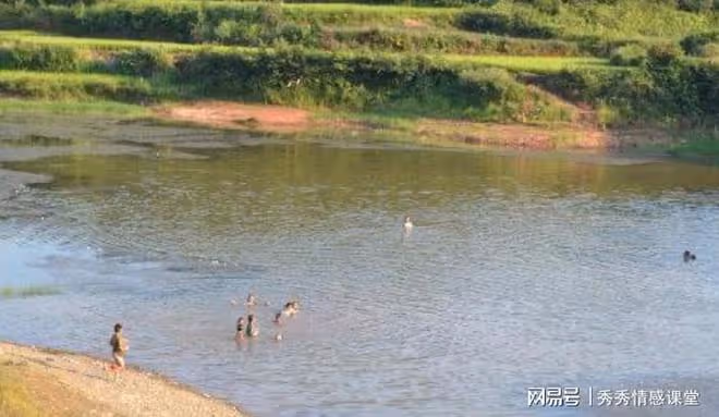 我在河邊游泳,救起一個衣不蔽體的姑娘,16年後她找上門要我娶她