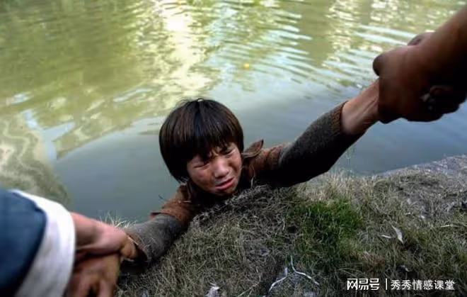 我在河邊游泳,救起一個衣不蔽體的姑娘,16年後她找上門要我娶她