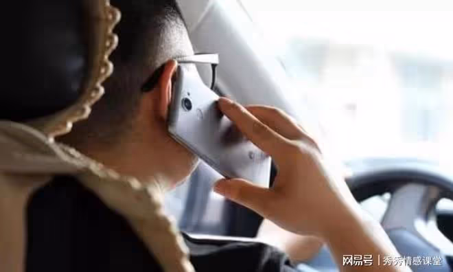 女同事搭我車回家過五一,因堵車尿急,最終選擇車上解決,尷尬了