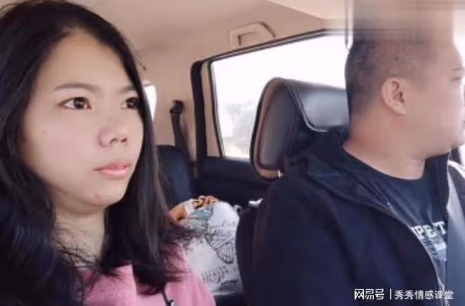 女同事搭我車回家過五一,因堵車尿急,最終選擇車上解決,尷尬了