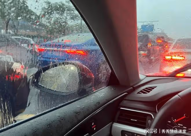女同事搭我車回家過五一,因堵車尿急,最終選擇車上解決,尷尬了