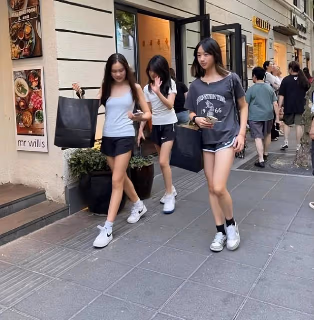 甜馨和吳尊女兒互夸,小姐妹互動,13歲的neinei高挑又漂亮