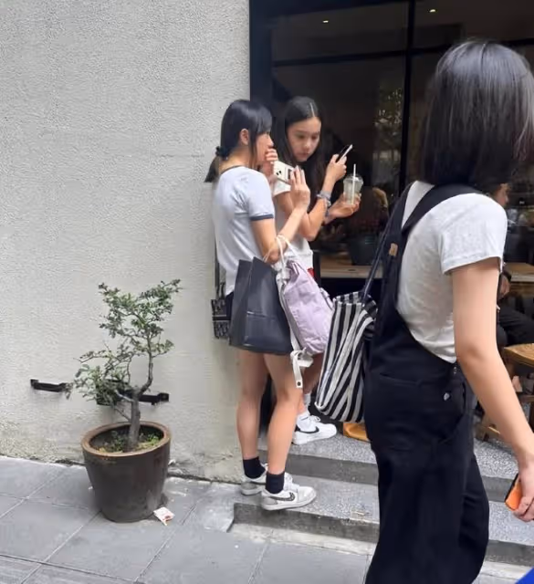 甜馨和吳尊女兒互夸,小姐妹互動,13歲的neinei高挑又漂亮