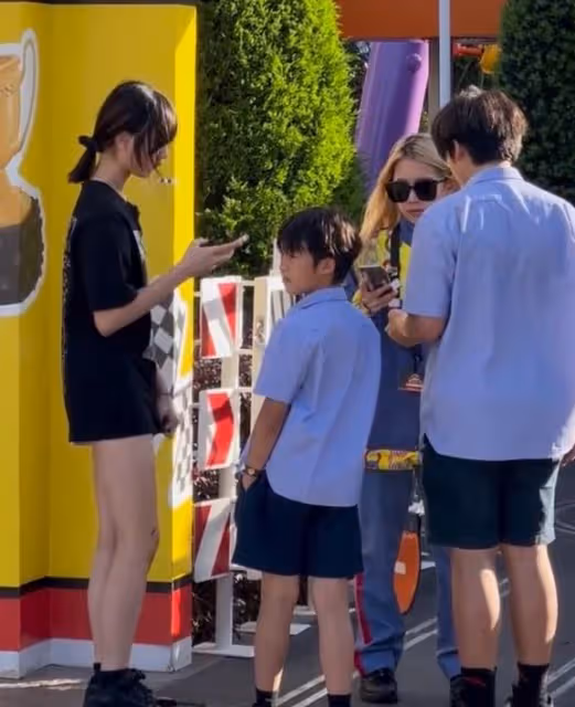 甜馨和吳尊女兒互夸,小姐妹互動,13歲的neinei高挑又漂亮