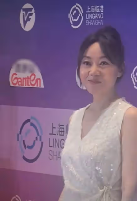 53歲閆妮出席活動,臉僵浮腫似蠟像,醫美痕跡「藏」不住了