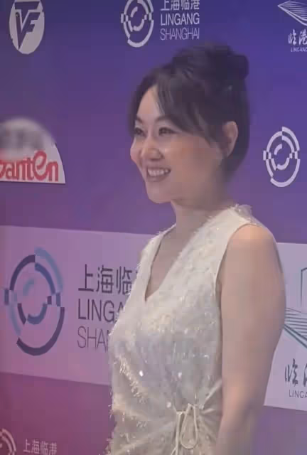 53歲閆妮出席活動,臉僵浮腫似蠟像,醫美痕跡「藏」不住了