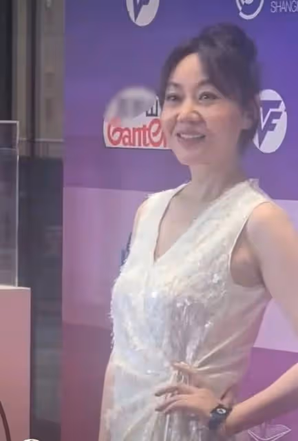 53歲閆妮出席活動,臉僵浮腫似蠟像,醫美痕跡「藏」不住了
