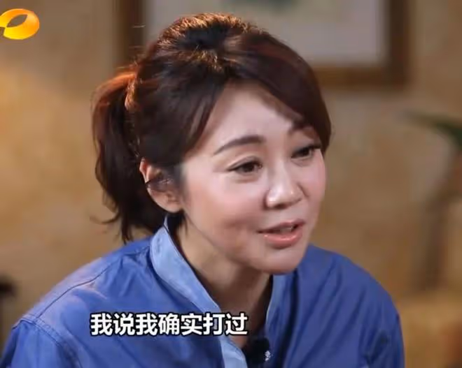 53歲閆妮出席活動,臉僵浮腫似蠟像,醫美痕跡「藏」不住了