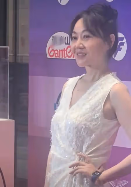 53歲閆妮出席活動，臉僵浮腫似蠟像，醫美痕跡「藏」不住了
