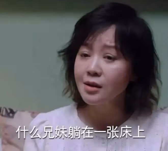 53歲閆妮出席活動，臉僵浮腫似蠟像，醫美痕跡「藏」不住了