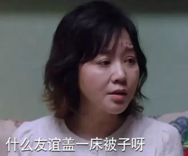 53歲閆妮出席活動，臉僵浮腫似蠟像，醫美痕跡「藏」不住了
