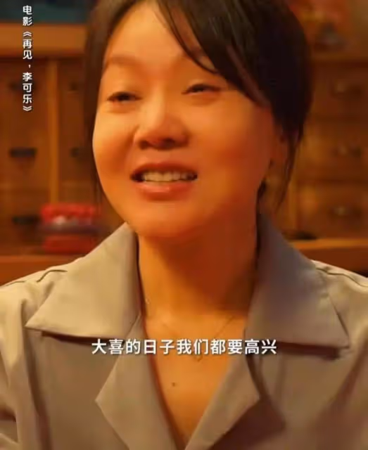 53歲閆妮出席活動，臉僵浮腫似蠟像，醫美痕跡「藏」不住了