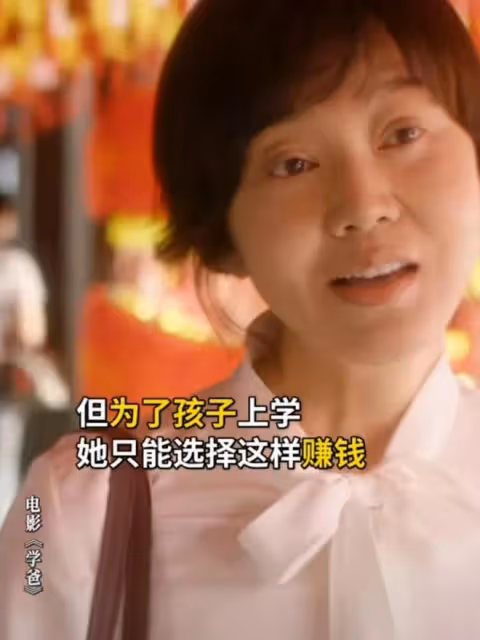 53歲閆妮出席活動，臉僵浮腫似蠟像，醫美痕跡「藏」不住了