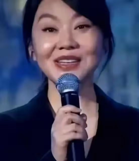 53歲閆妮出席活動，臉僵浮腫似蠟像，醫美痕跡「藏」不住了