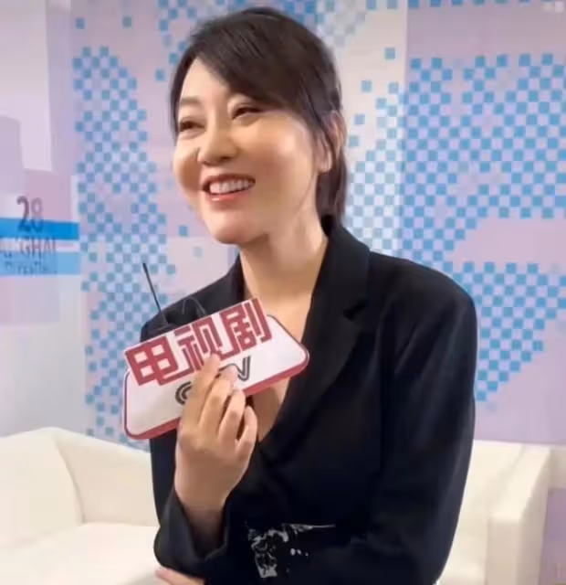 53歲閆妮出席活動，臉僵浮腫似蠟像，醫美痕跡「藏」不住了