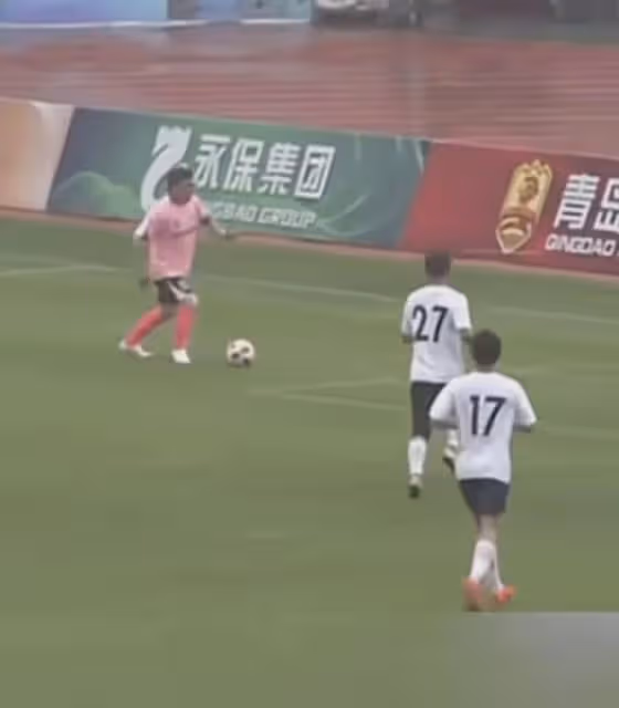 黃渤亮相青島足球友誼賽,身材肥碩仍能輕鬆進球,合影時居C位!