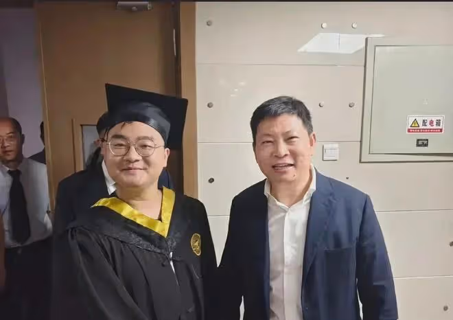 光榮！余承東去西工大畢業禮，狂吹個人多個「第一」，合照站C位