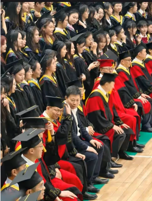 光榮！余承東去西工大畢業禮，狂吹個人多個「第一」，合照站C位