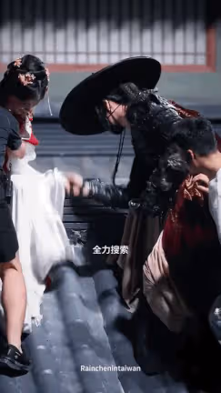 太驚險!超粗蜈蚣身上亂爬!代拍狂喊劉宇寧驚覺救了李一桐!